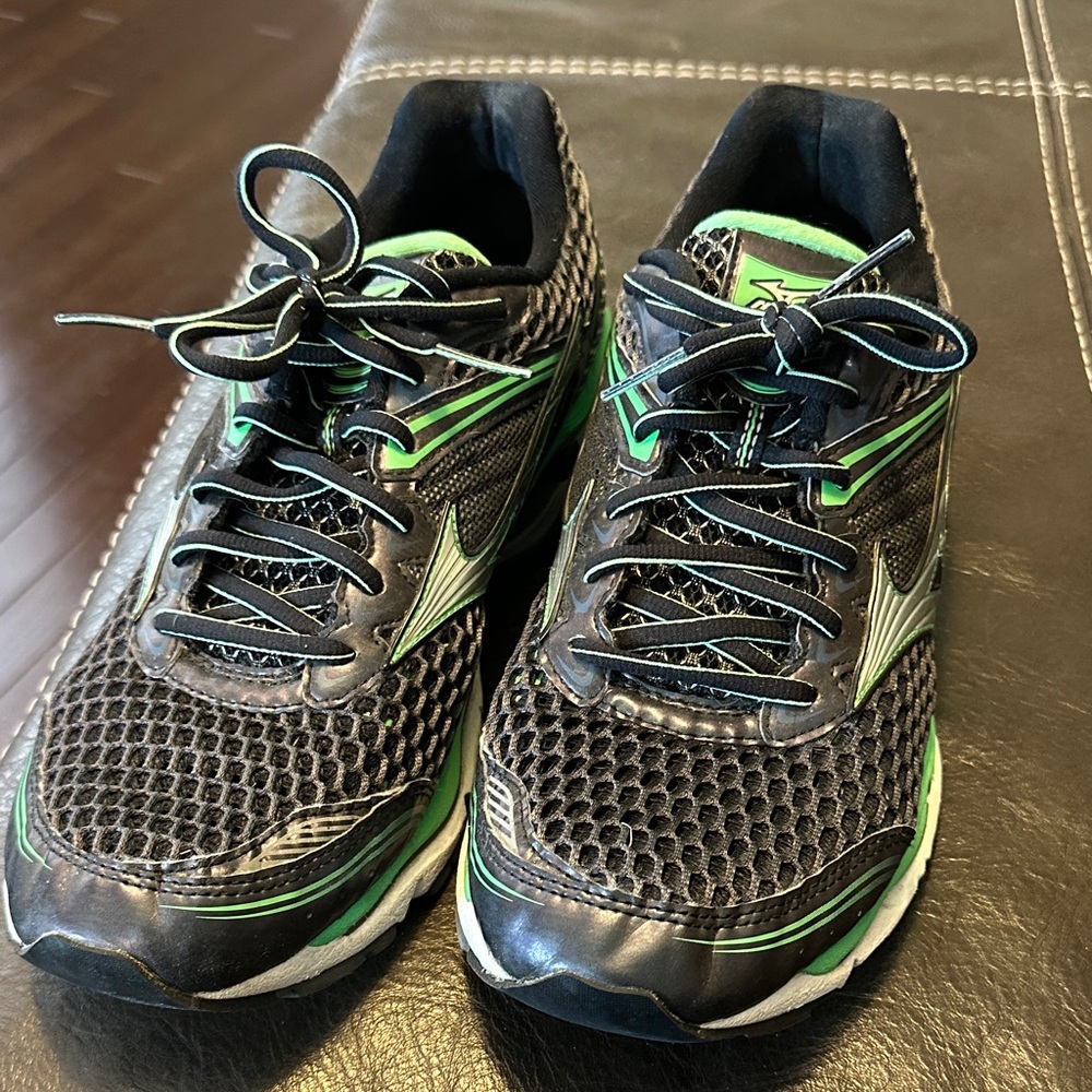 Mizuno Black and Green Athletic Shoes